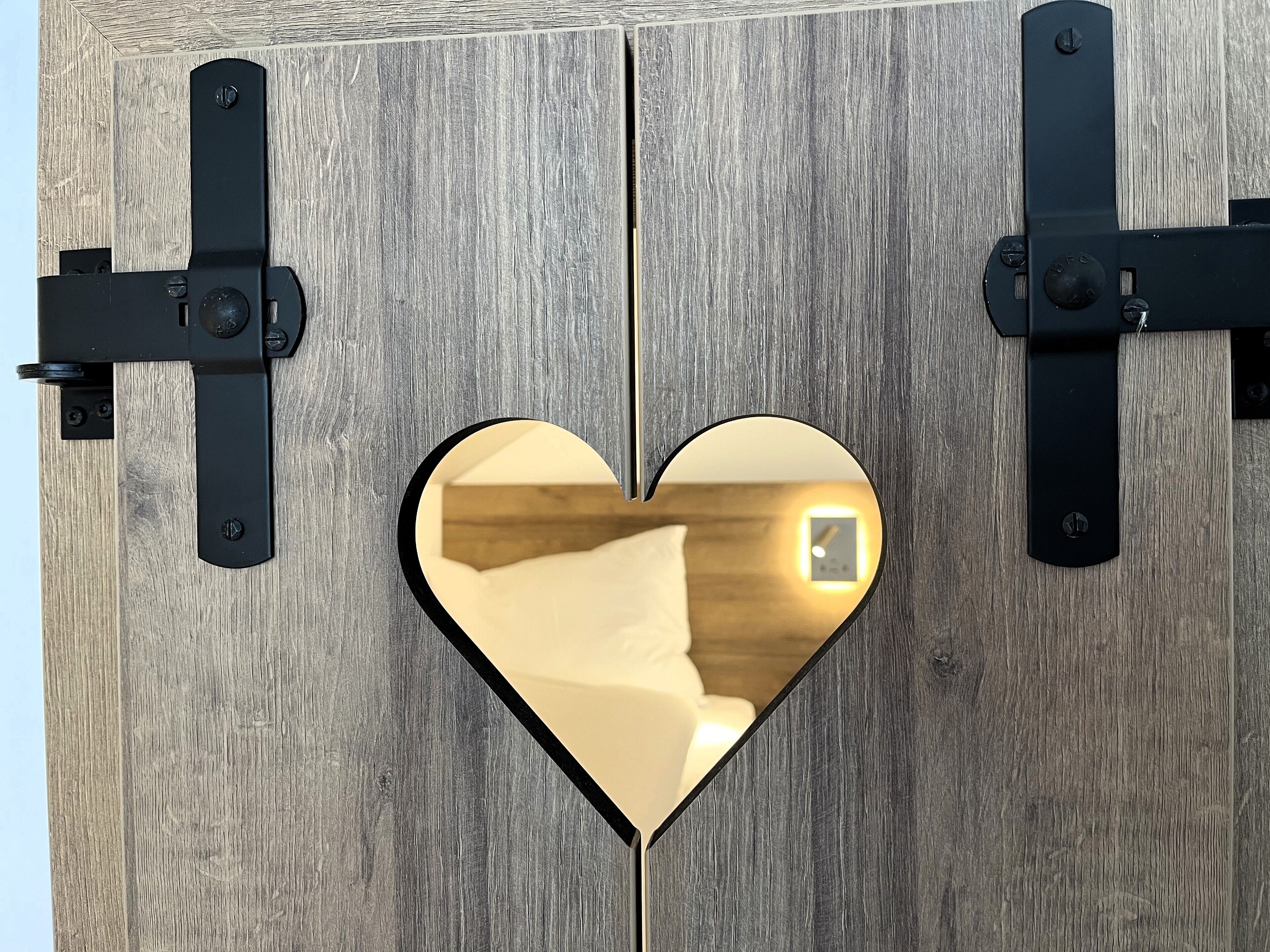 family room | premium bedding, laptop workspace, soundproofing, cots/infant beds