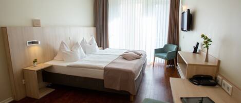 Kamar Double | Seprai antialergi, brankas, meja kerja, dan ruang kerja ramah laptop