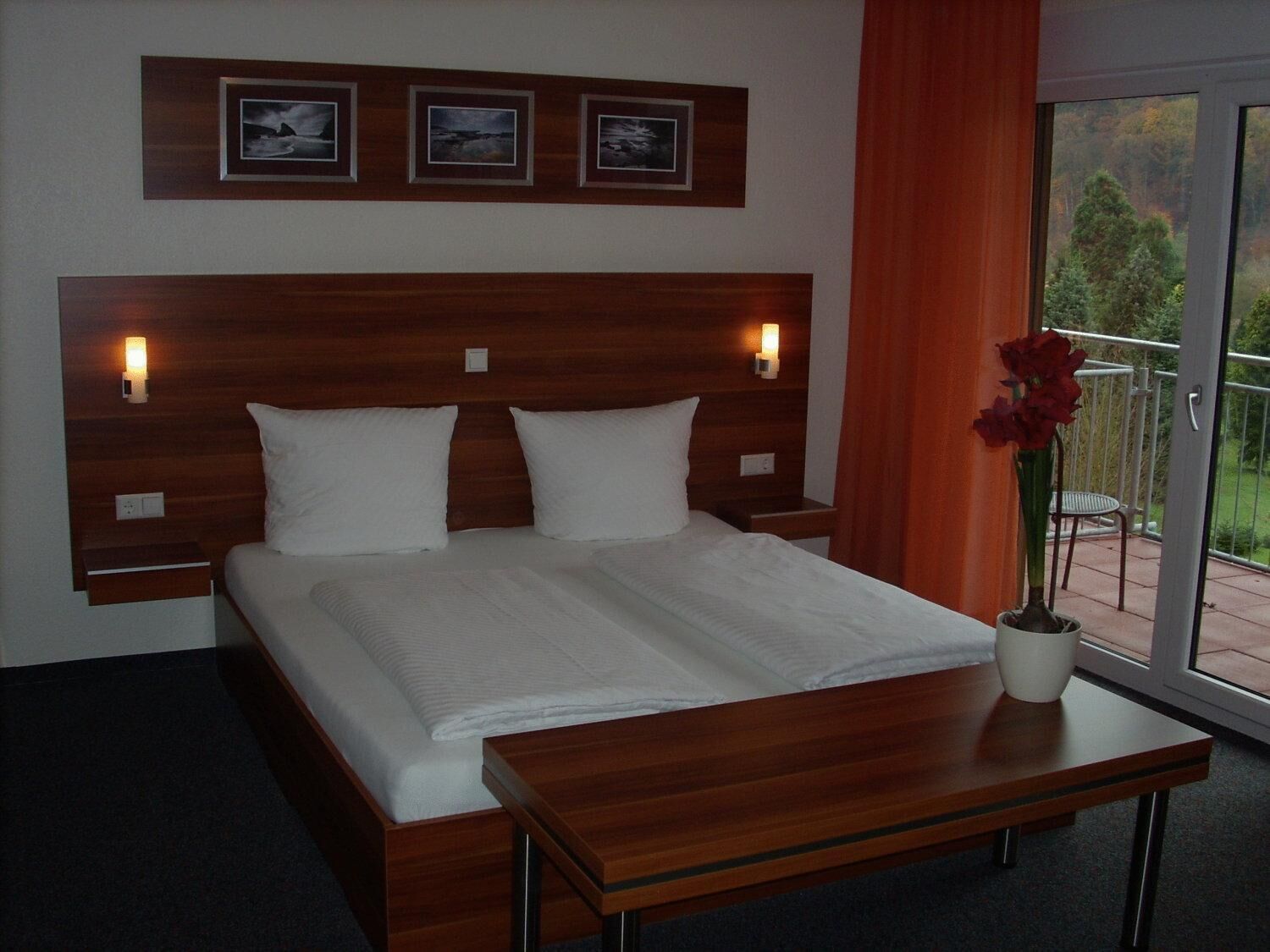 desk, laptop workspace, free wifi, bed sheets