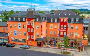 A multi-story hotel with a restaurant and café-bar on the ground floor.