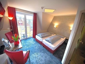 A hotel room with a bed, a desk, a chair, and a view of the outside. - Meister Bvnr Hotel Fichtelgebirge (Marktredwitz)