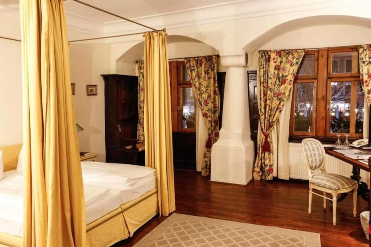 1 bedroom, desk, free wifi, bed sheets