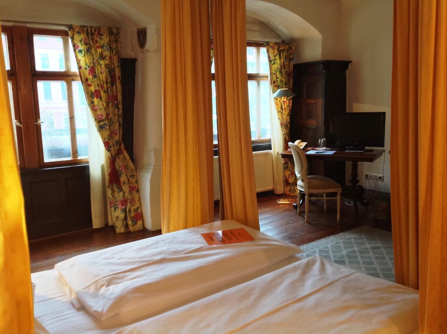 1 bedroom, desk, free wifi, bed sheets