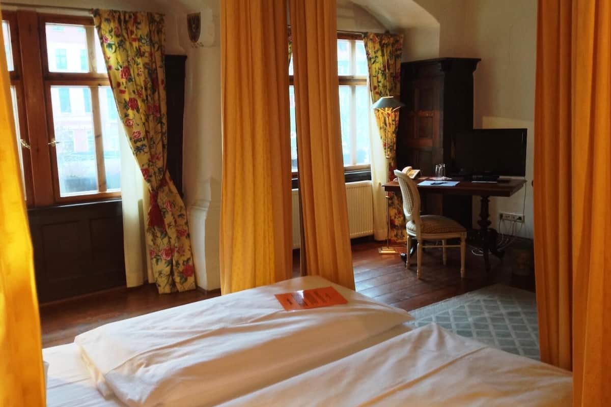 1 bedroom, desk, free wifi, bed sheets