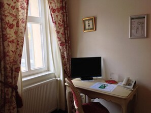 Una scrivania, Wi-Fi gratuito, lenzuola