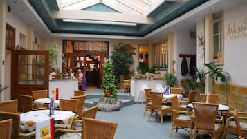 Tägliches Frühstücksbuffet (11 EUR pro Person)