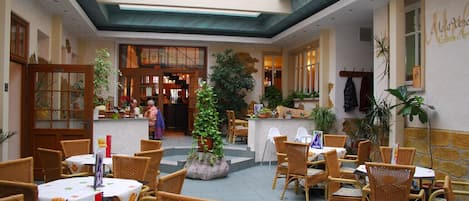 Tägliches Frühstücksbuffet (11 EUR pro Person)