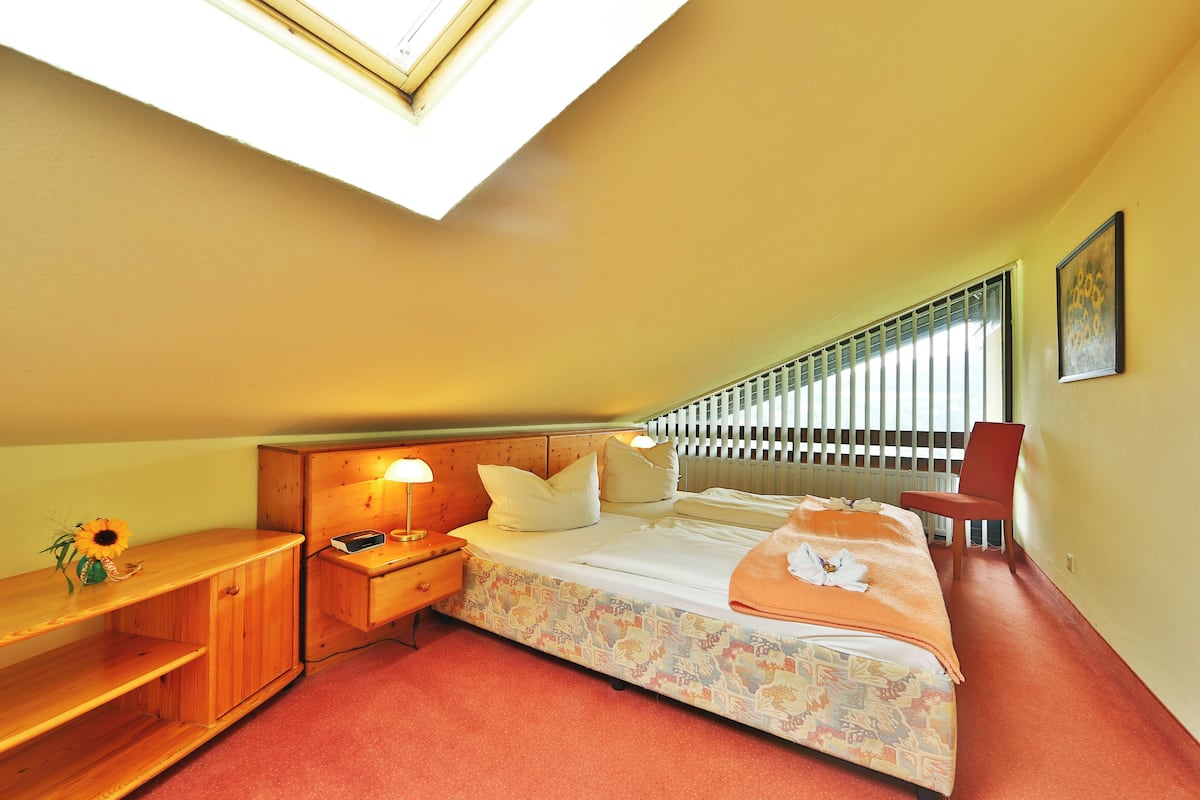Suite | Hypo-allergenic bedding, desk, iron/ironing board (on request)