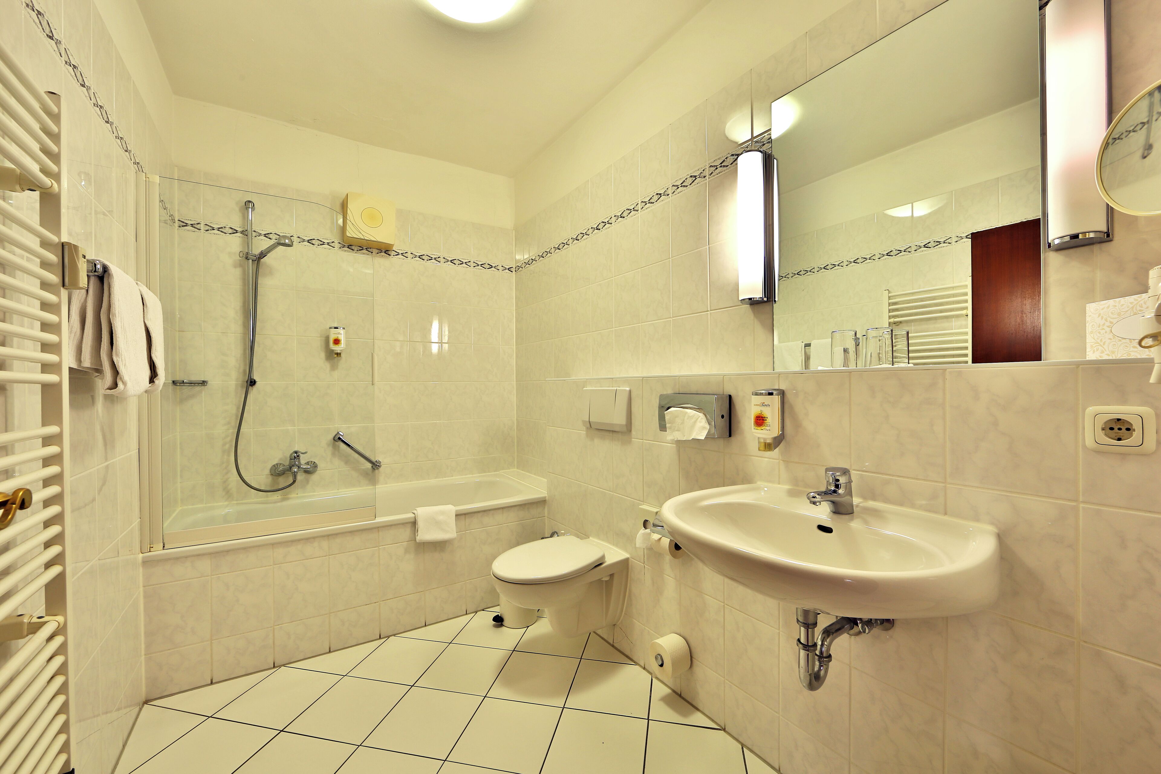 Un baño con bañera, inodoro y lavabo.