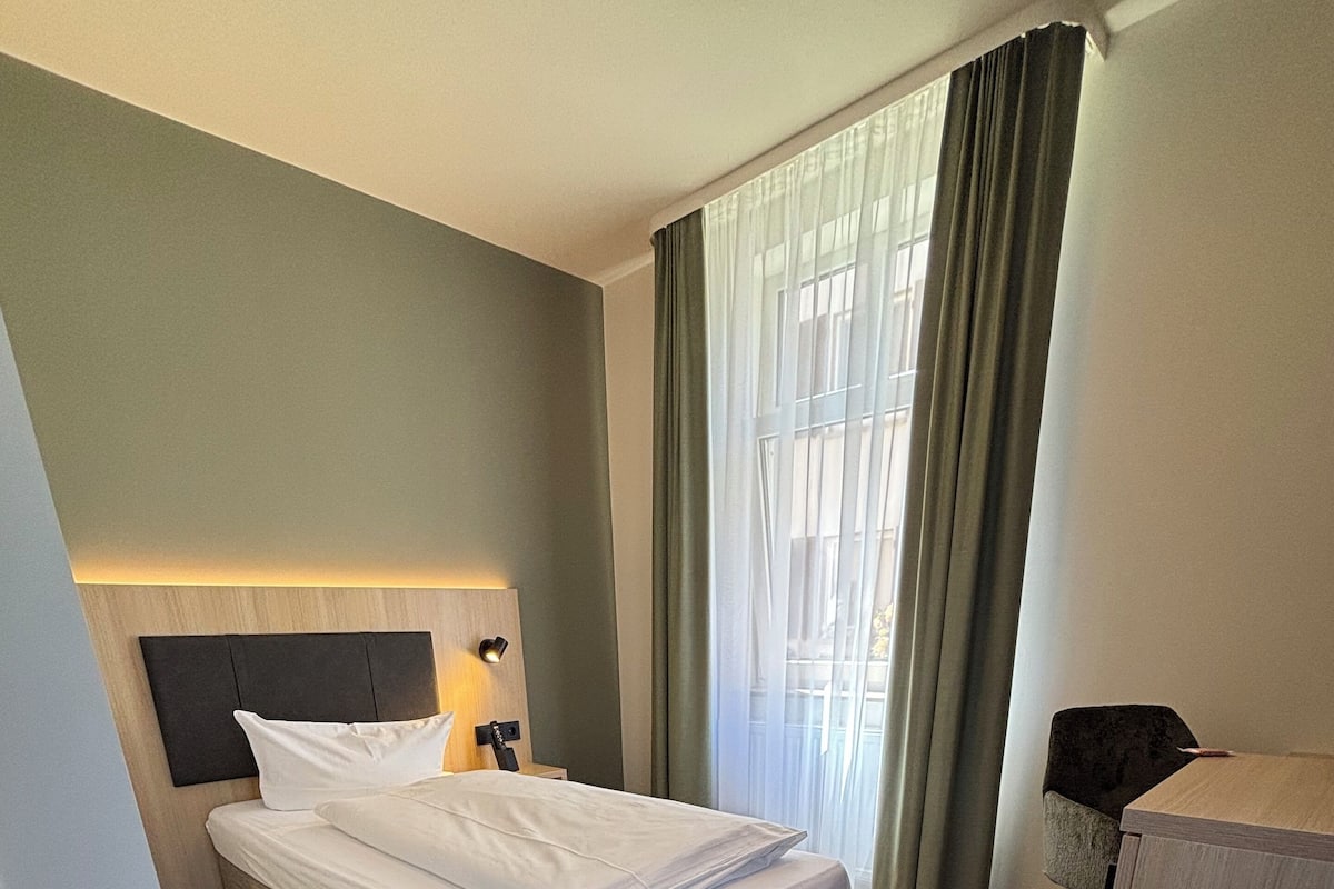 Single Room | Minibar, in-room safe, desk, soundproofing