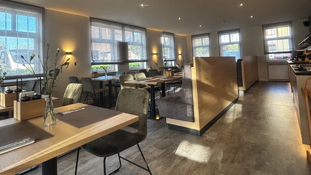 A modern office space with multiple workstations, large windows, and a clean, minimalist design. - Hotel am Stadthaus (Neuenburg am Rhein)