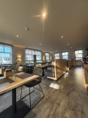 A modern office space with multiple workstations, large windows, and a clean, minimalist design. - Hotel am Stadthaus (Neuenburg am Rhein)