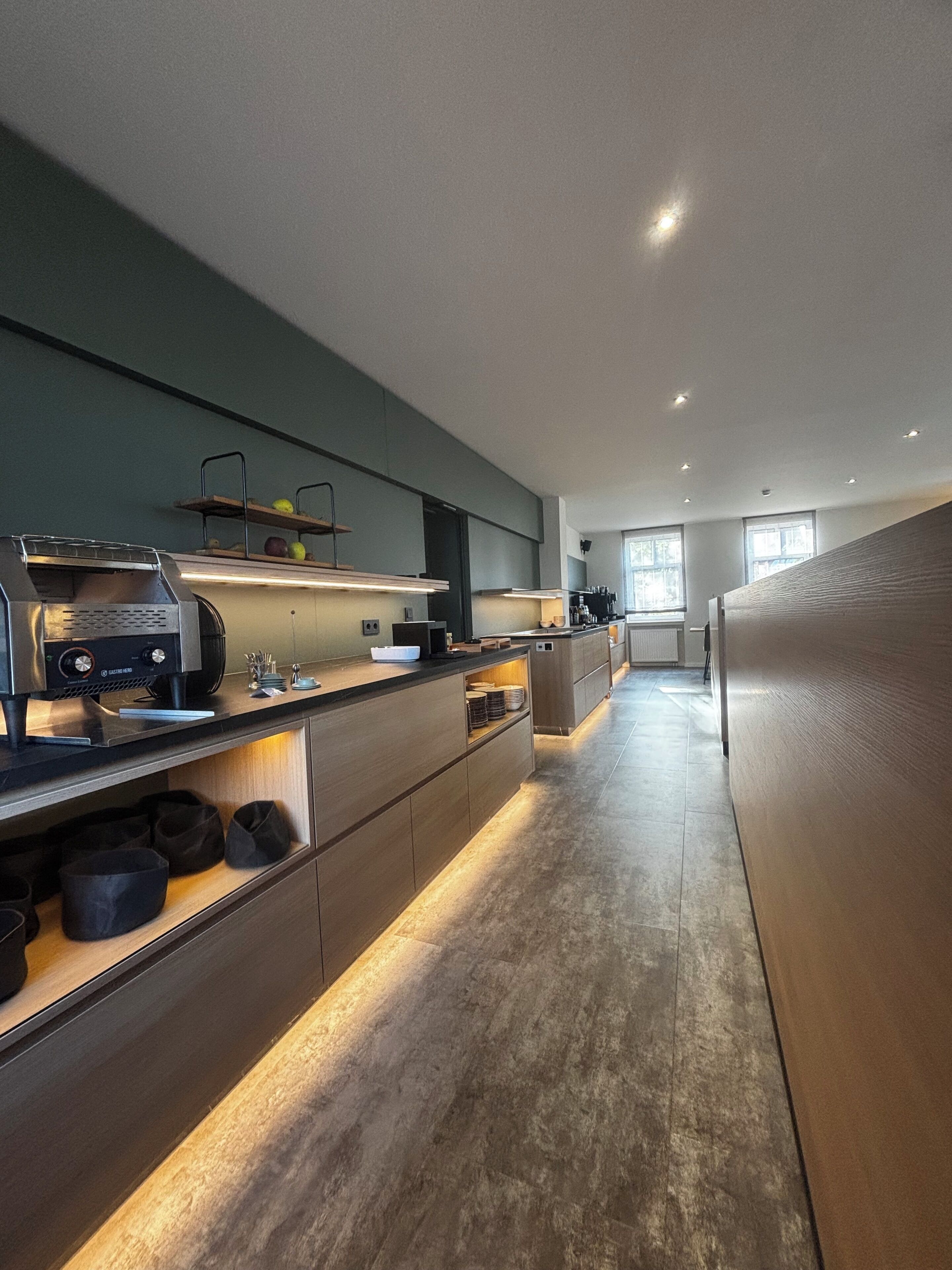 每日供應吃到飽早餐 (每人 EUR9.9)