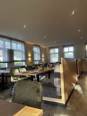 Sarapan prasmanan setiap hari (EUR 9.9 per orang)