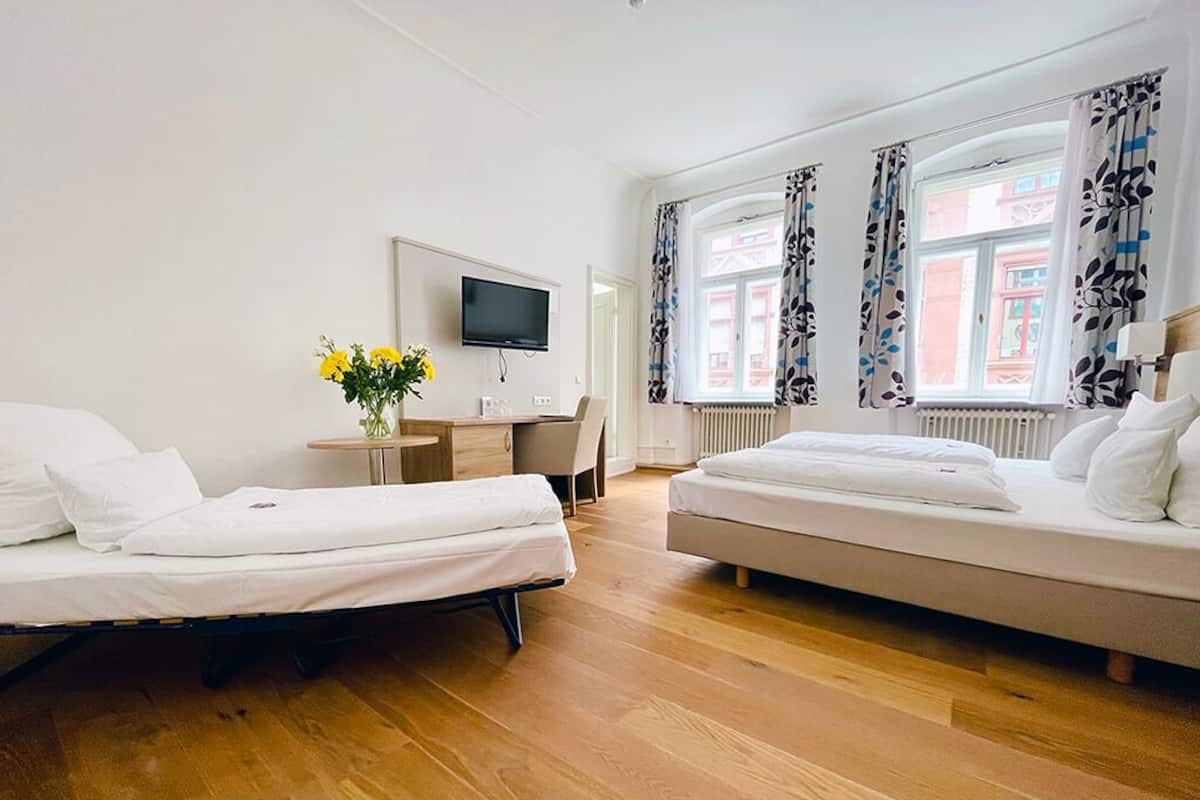 1 bedroom, hypo-allergenic bedding, minibar, desk