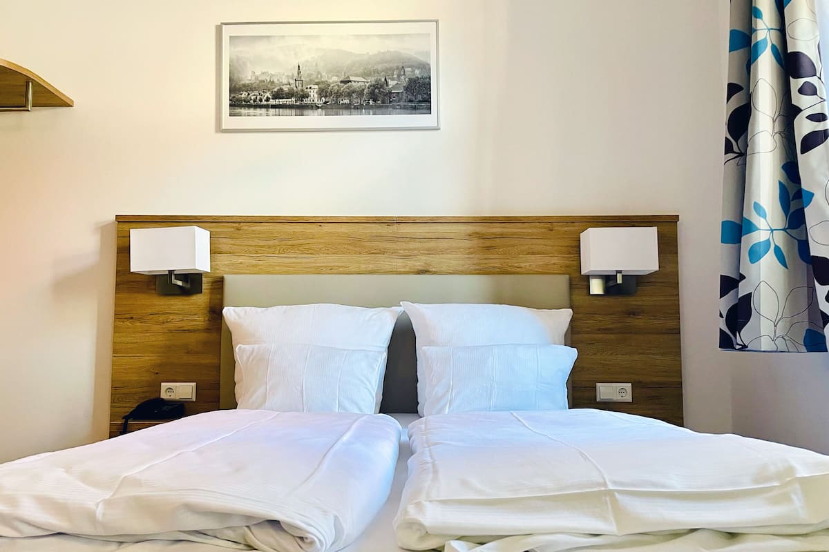 1 bedroom, hypo-allergenic bedding, minibar, desk