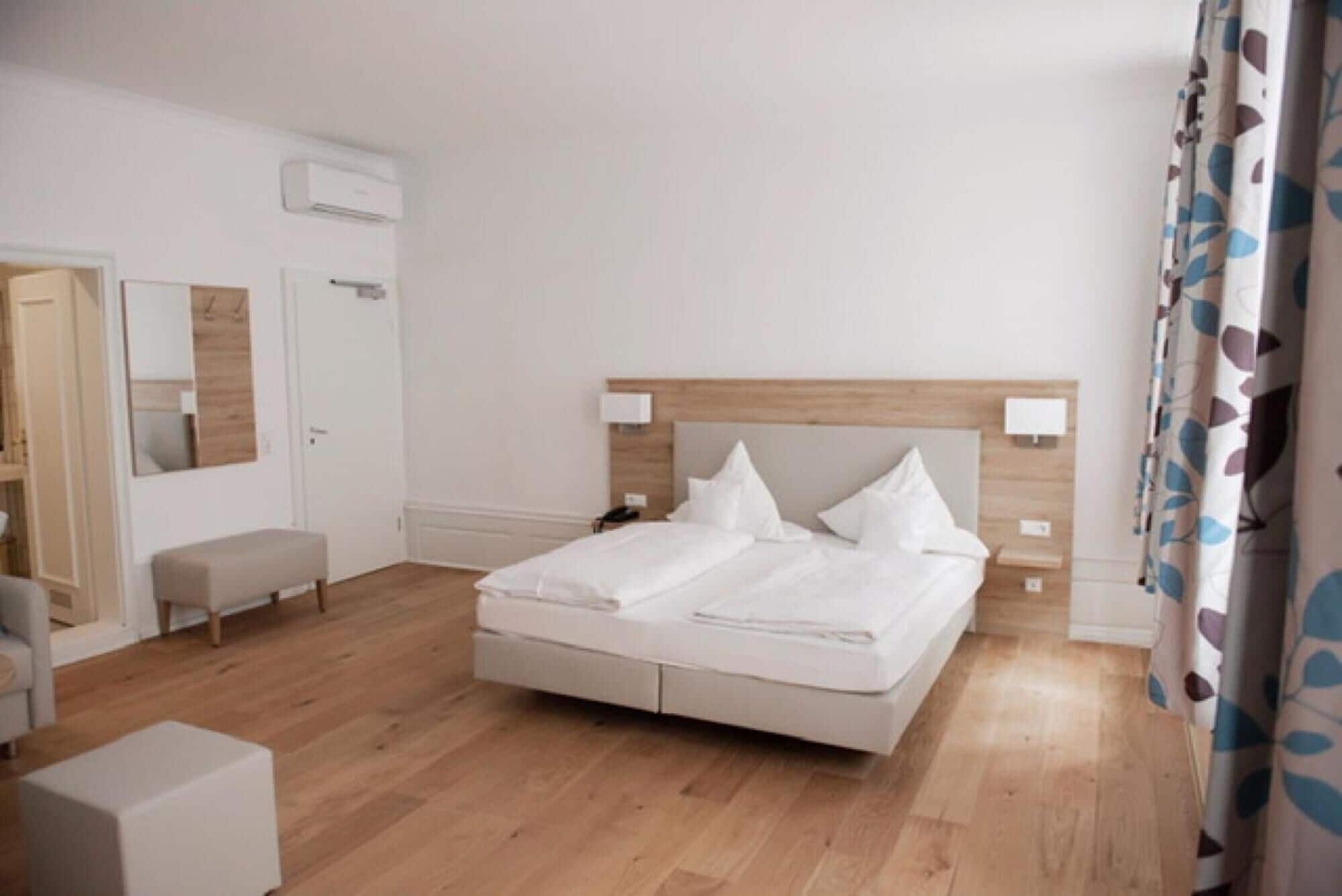 hypo-allergenic bedding, minibar, desk, laptop workspace