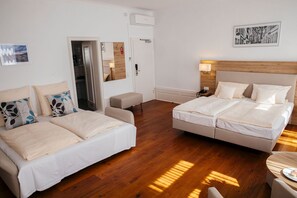Standard Quadruple Room, Non Smoking | Hypo-allergenic bedding, minibar, desk, laptop workspace - Hotel Perkeo (Heidelberg)