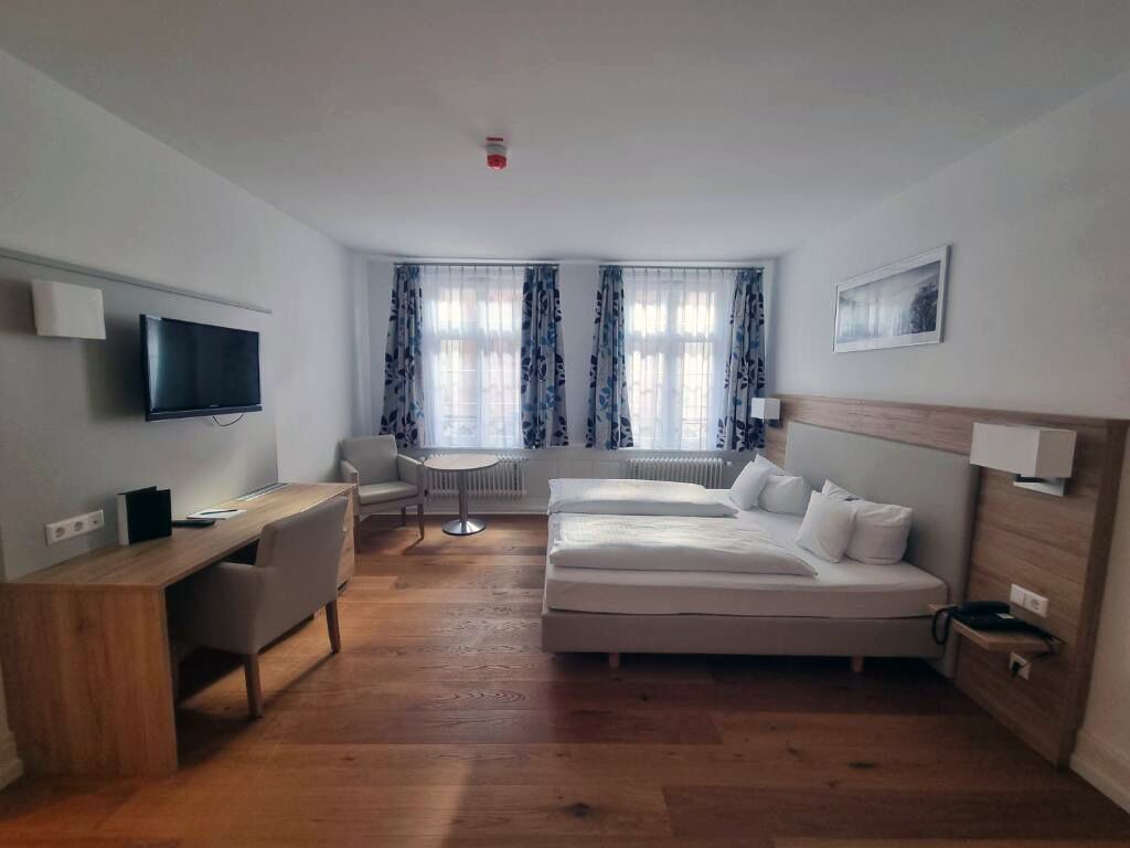 comfort double room, 1 king bed | hypo-allergenic bedding, minibar, desk, laptop workspace