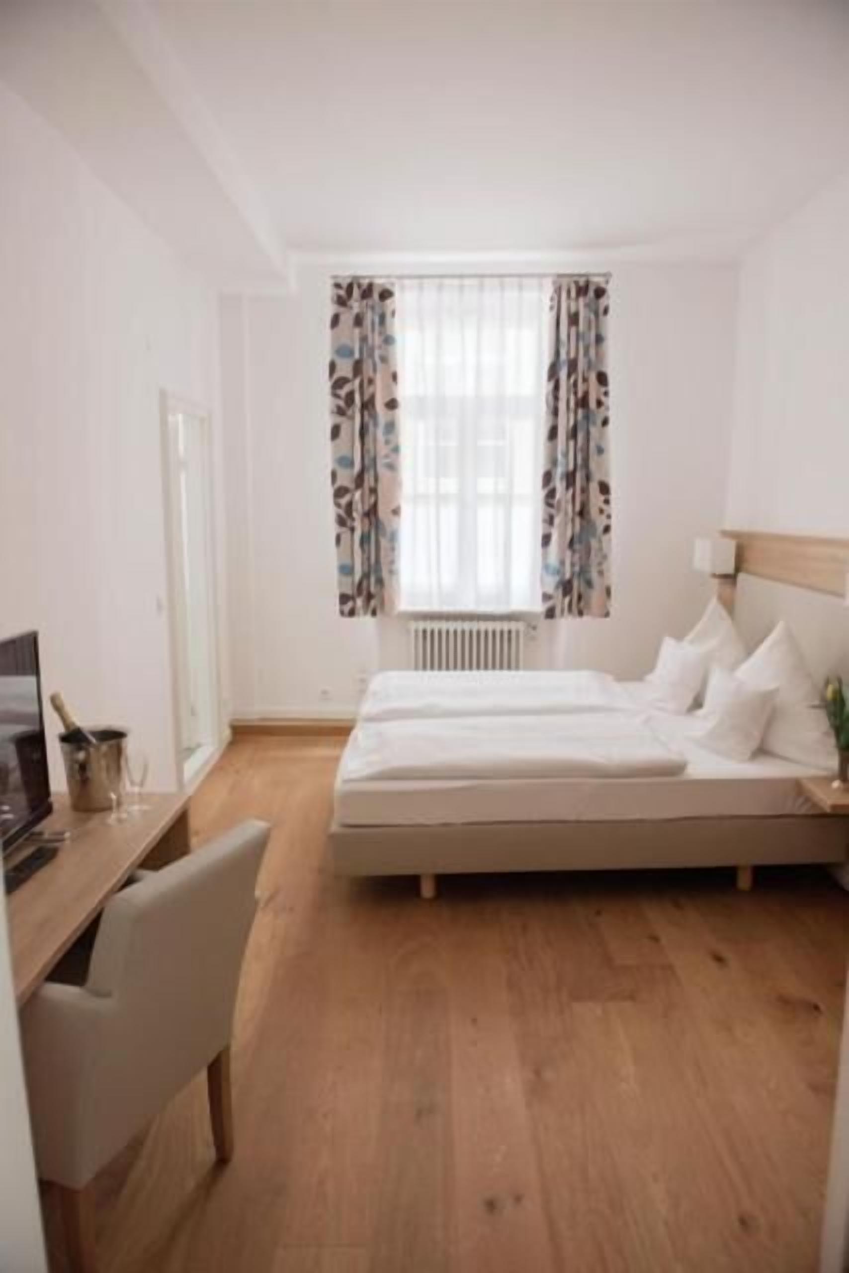 hypo-allergenic bedding, minibar, desk, laptop workspace