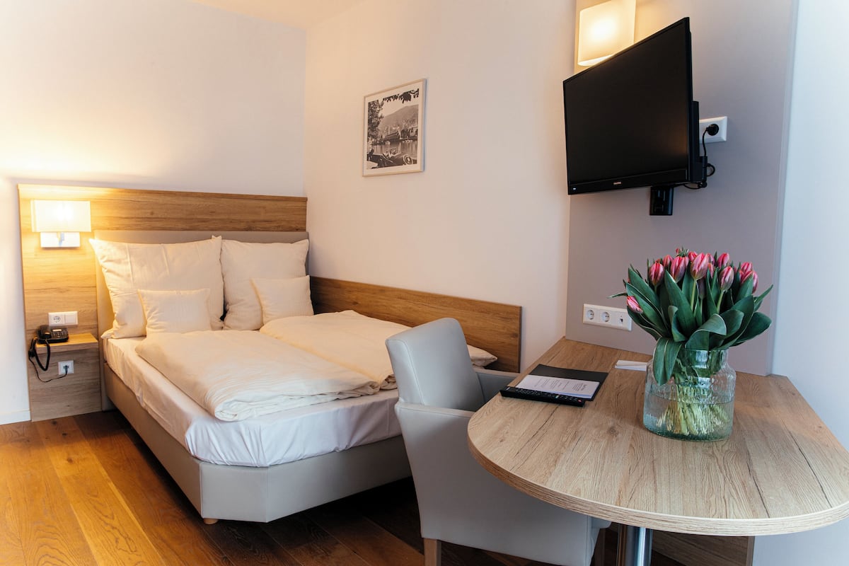 1 bedroom, hypo-allergenic bedding, minibar, desk