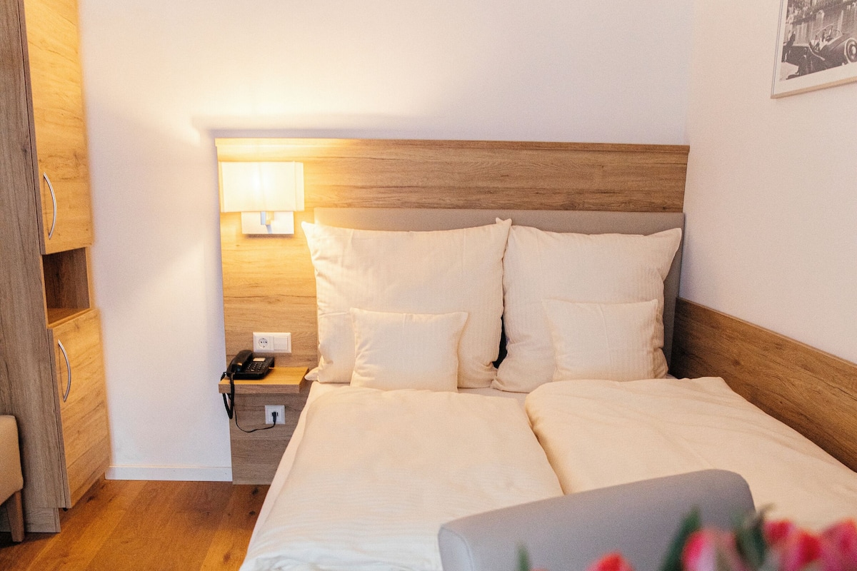 1 bedroom, hypo-allergenic bedding, minibar, desk