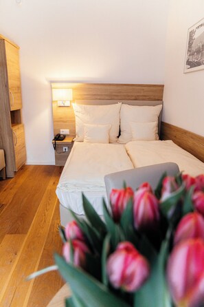 Ropa de cama hipoalergénica, minibar y escritorio 