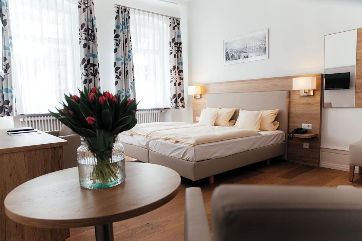Hypo-allergenic bedding, minibar, desk, laptop workspace