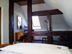 Habitación doble | Ropa de cama hipoalergénica, minibar, tabla de planchar con plancha