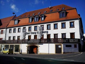 Front of property - Hotel Burg Breuberg (Hoechst im Odenwald)