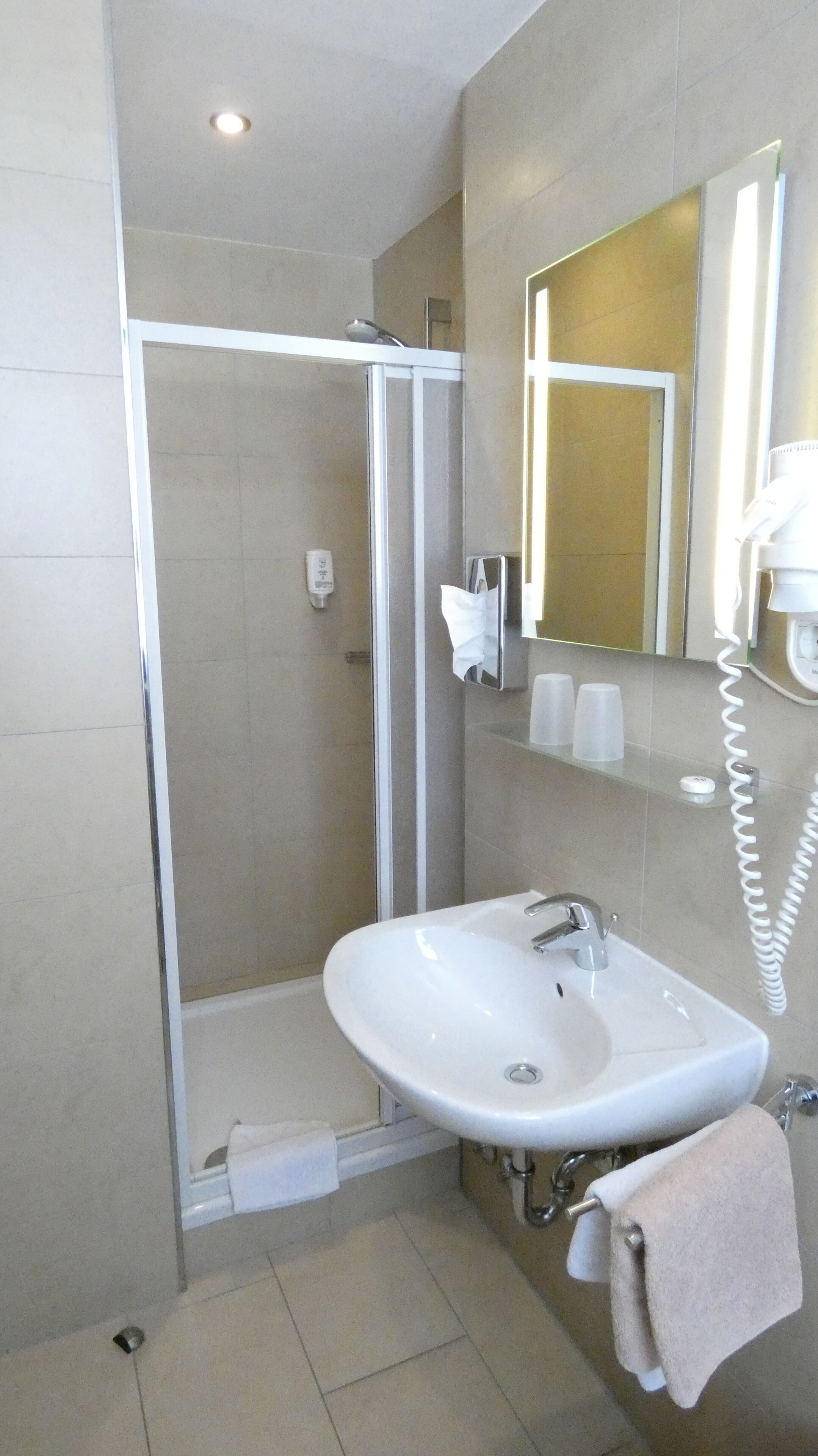 twin room | bathroom | free toiletries, hair dryer, towels, soap