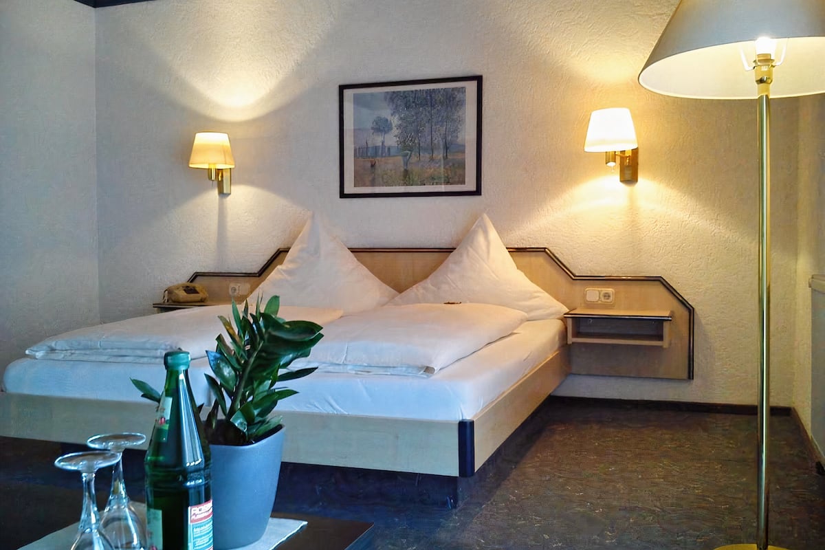 double room | hypo-allergenic bedding, minibar, iron/ironing board, free wifi
