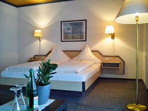 Double Room | Hypo-allergenic bedding, minibar, iron/ironing board, free WiFi - Hotel Burg Breuberg (Hoechst im Odenwald)