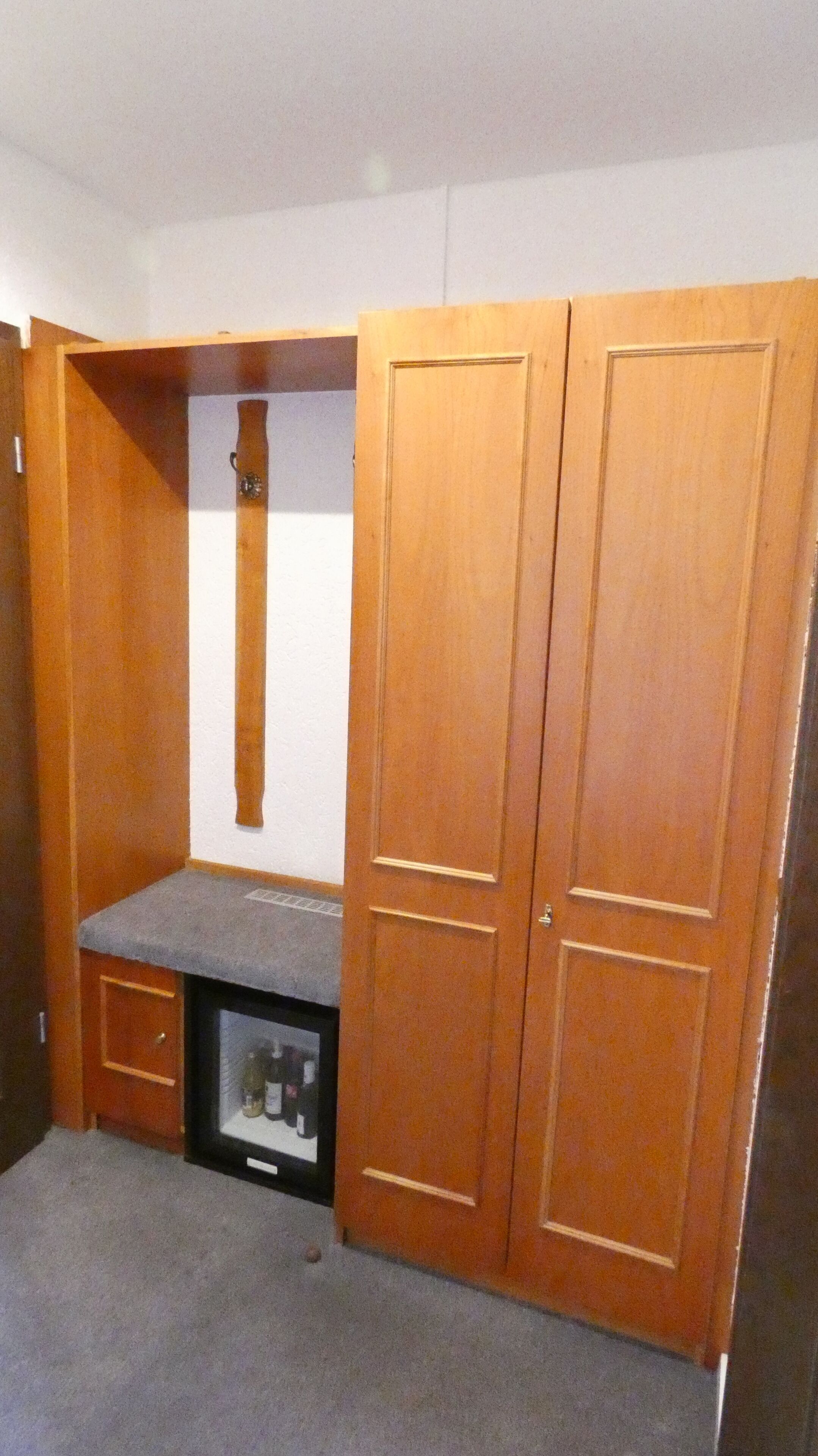economy double room | wardrobe
