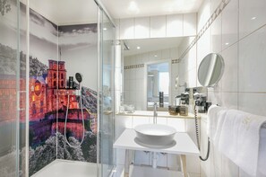 Chambre Confort double | Salle de bain | Articles de toilette (gratuits), séchoir à cheveux, peignoirs