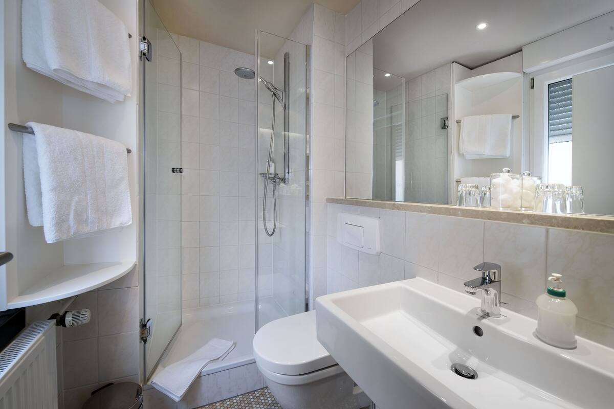 standard double room | bathroom | free toiletries, hair dryer, bathrobes, slippers