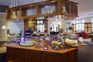 Un área de bufé con diferentes alimentos y cristalería.