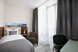 Quarto solteiro conforto | Escrivaninha, cortinas blackout, Wi-Fi de cortesia, roupa de cama