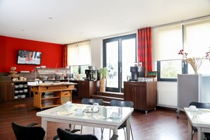 Petit déjeuner buffet (12 EUR par personne)