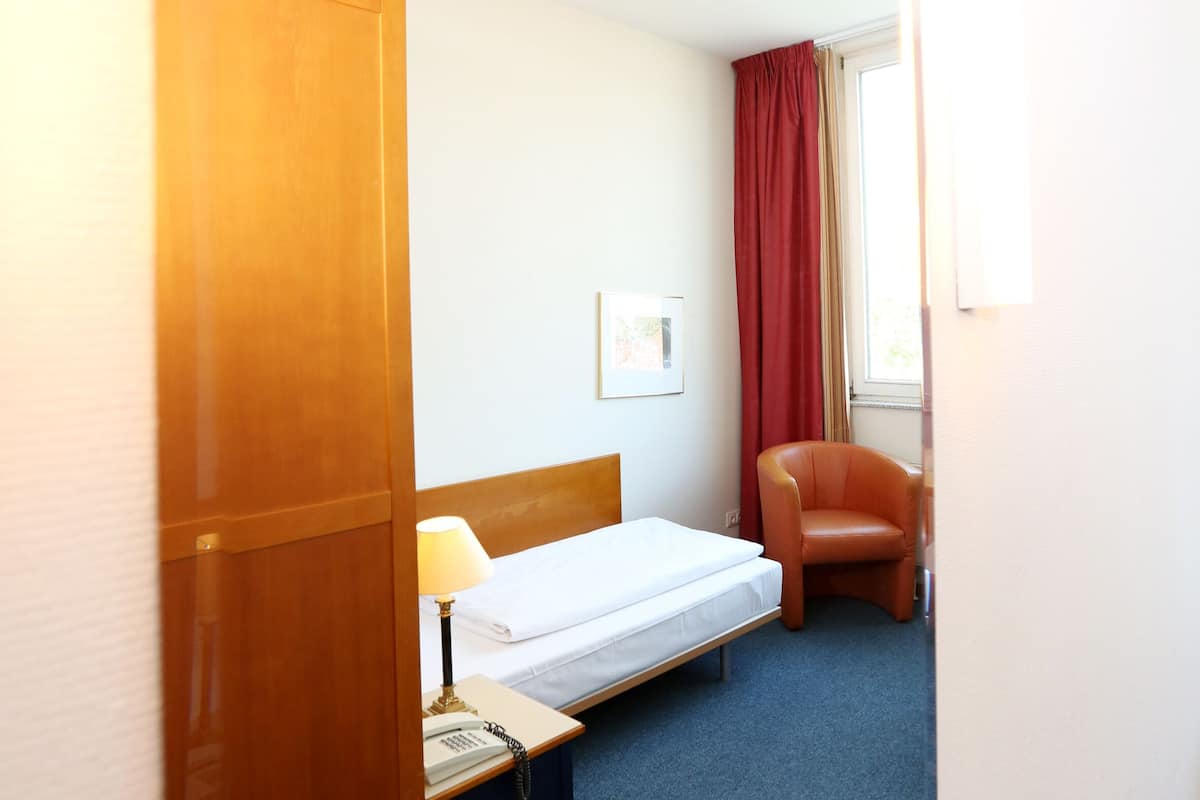 Een bureau, verduisterende gordijnen, gratis wifi, beddengoed
