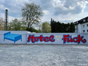 Free self-parking - Hotel Haus F ück (Leverkusen)