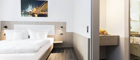 Comfort kamer, 1 twee- of 2 eenpersoonsbedden | Een kluis op de kamer, een bureau, geluiddichte muren, gratis wifi