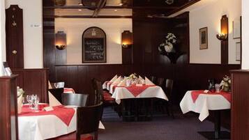 Colazione a buffet, servita tutte le mattine (12.5 EUR a persona)