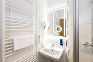 Een douche, gratis toiletartikelen, een haardroger, handdoeken