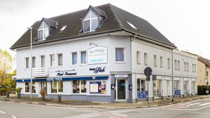 A hotel with a sign reading "Brasserie Hotel-Restaurant" and "Hotel Fuck." - Hotel Haus Fück (Leverkusen)