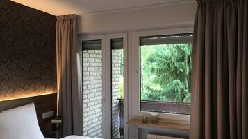 Hochwertige Bettwaren, Schreibtisch, schallisolierte Zimmer