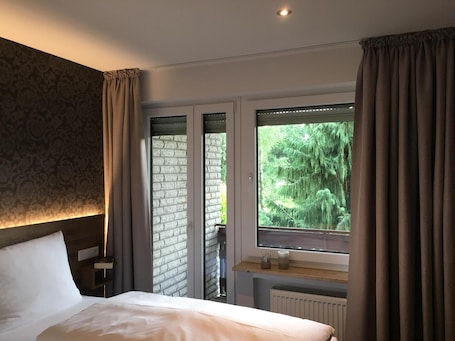Premium bedding, desk, soundproofing, free WiFi. Landhaus Pension Göke