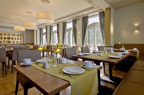 Tägliches Frühstücksbuffet (14 EUR pro Person)