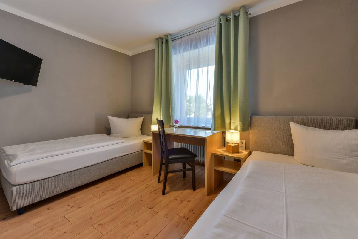 standard twin room | desk, free wifi, bed sheets
