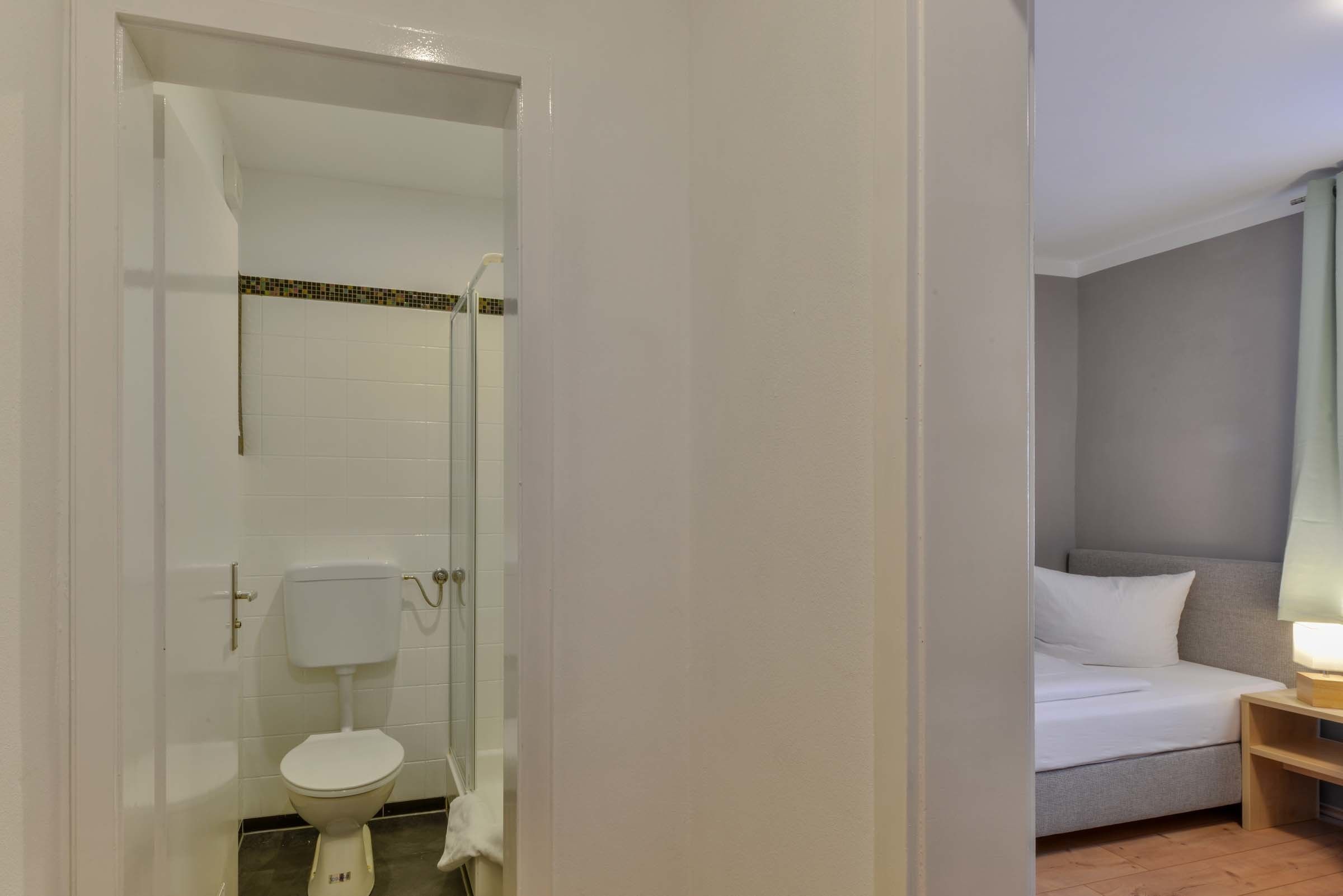 standard twin room | desk, free wifi, bed sheets